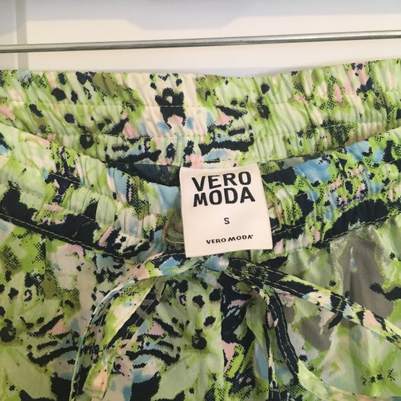 Vero Moda Pants with Floral Print - Picture 2 of 3